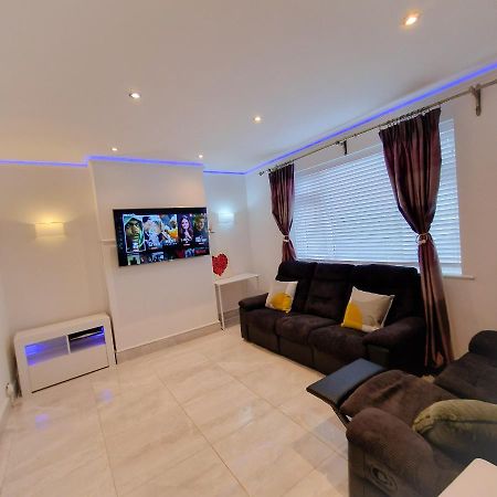 Delightful & Spacious Guest House In Farnworth Near Bolton Hospital ภายนอก รูปภาพ