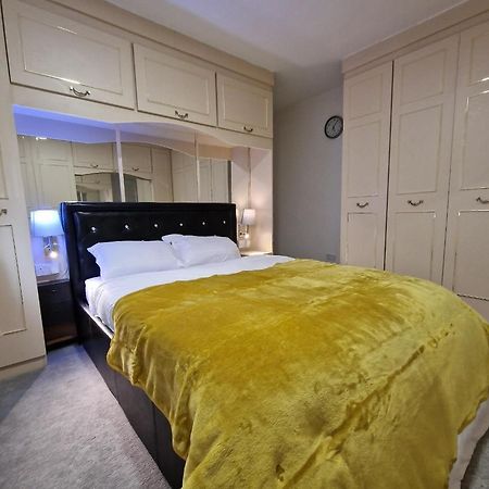 Delightful & Spacious Guest House In Farnworth Near Bolton Hospital ภายนอก รูปภาพ