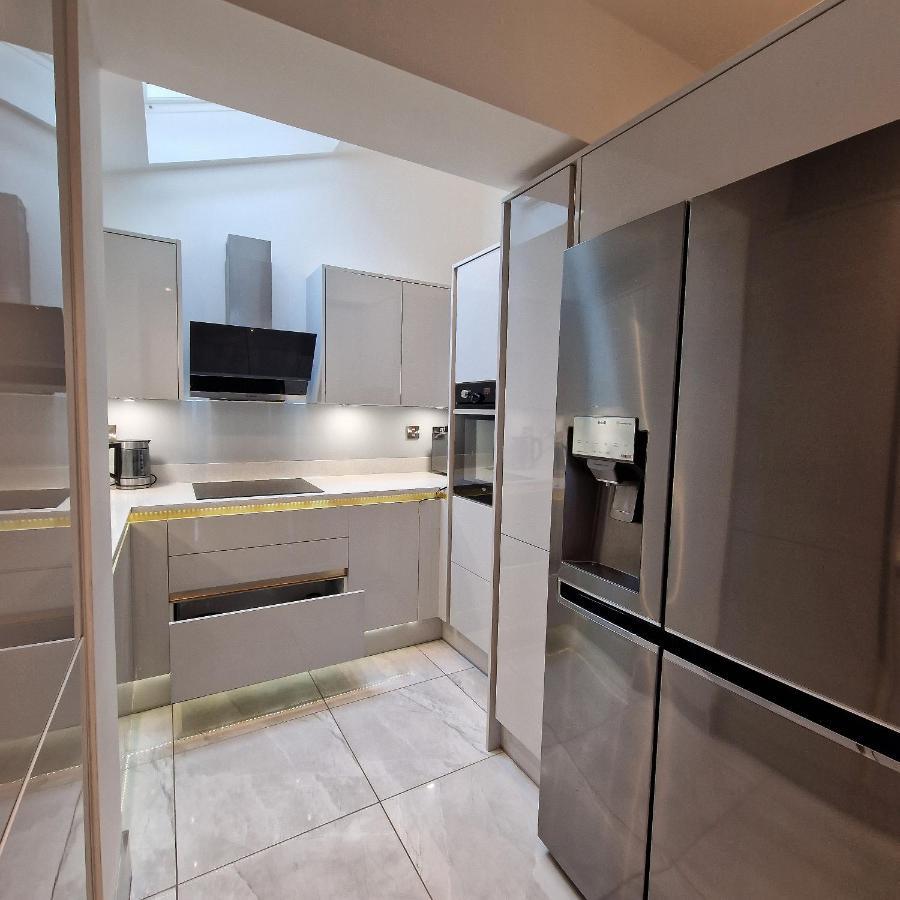 Delightful & Spacious Guest House In Farnworth Near Bolton Hospital ภายนอก รูปภาพ