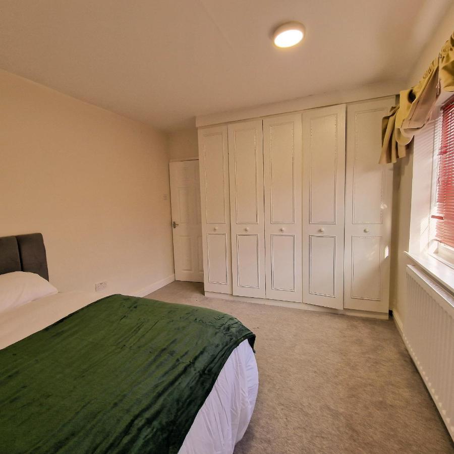 Delightful & Spacious Guest House In Farnworth Near Bolton Hospital ภายนอก รูปภาพ