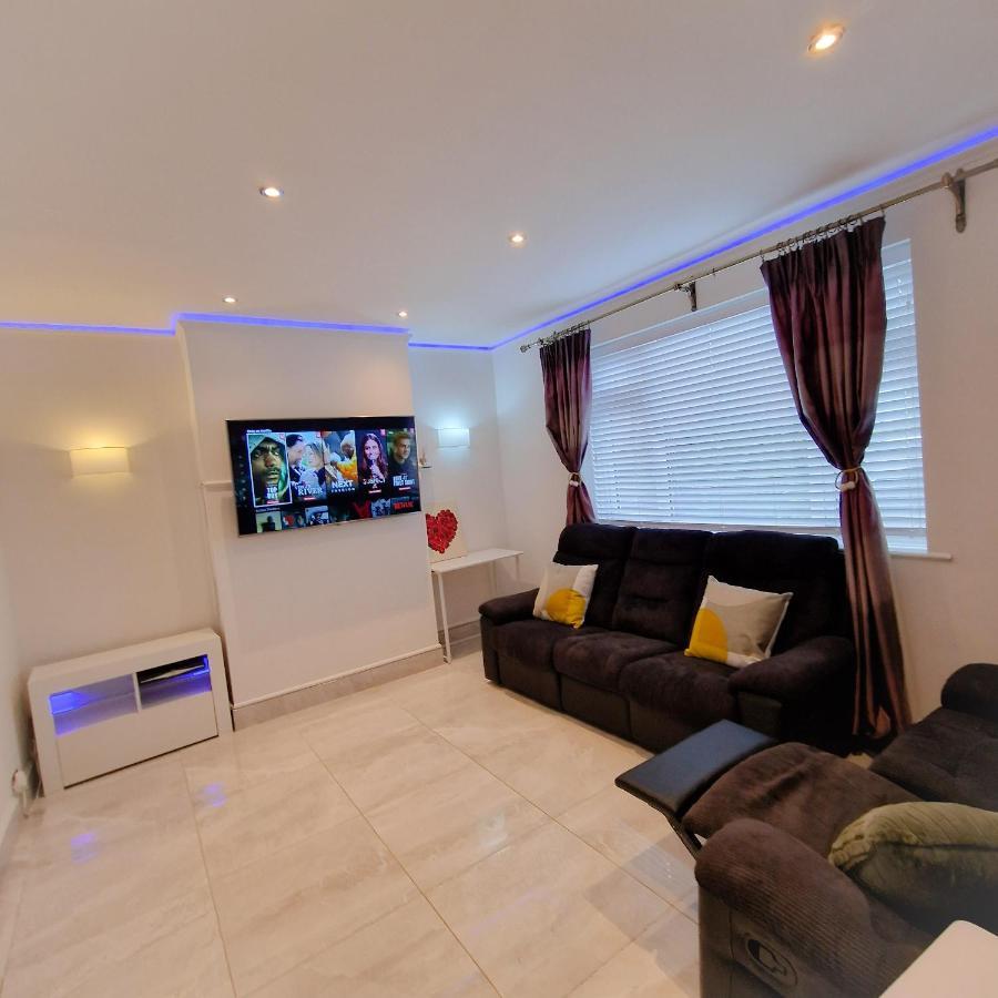 Delightful & Spacious Guest House In Farnworth Near Bolton Hospital ภายนอก รูปภาพ