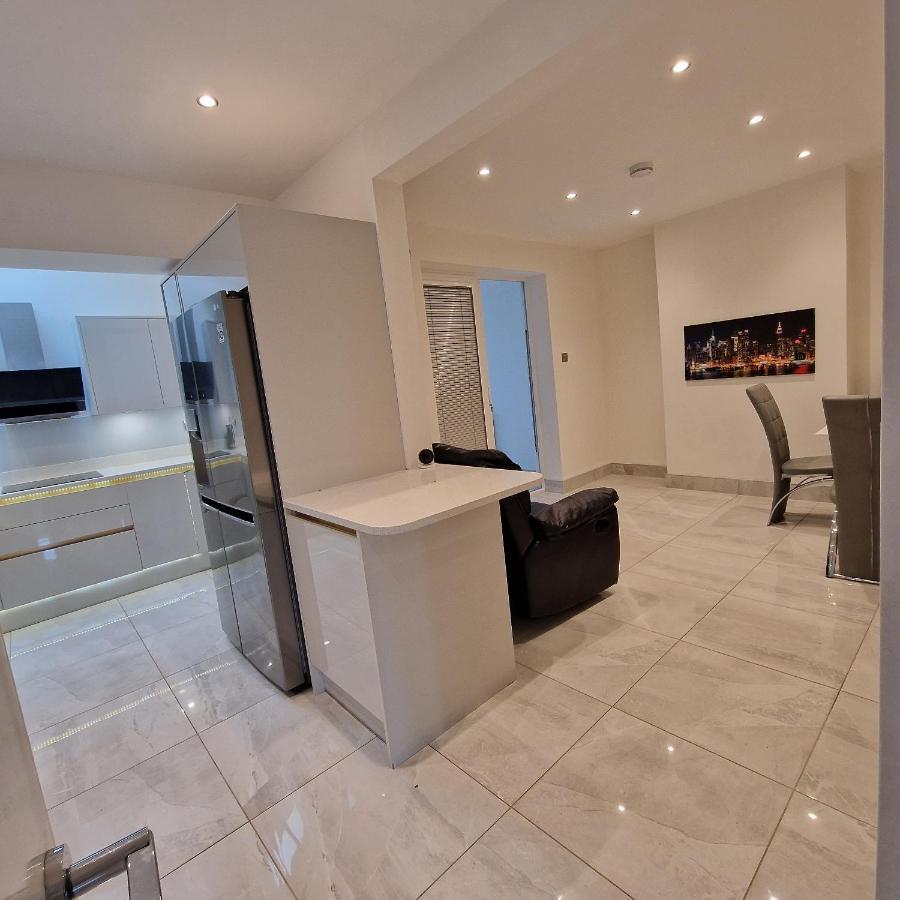 Delightful & Spacious Guest House In Farnworth Near Bolton Hospital ภายนอก รูปภาพ