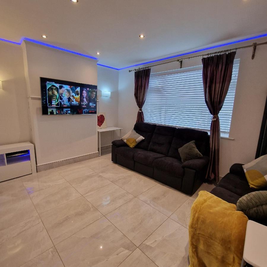 Delightful & Spacious Guest House In Farnworth Near Bolton Hospital ภายนอก รูปภาพ