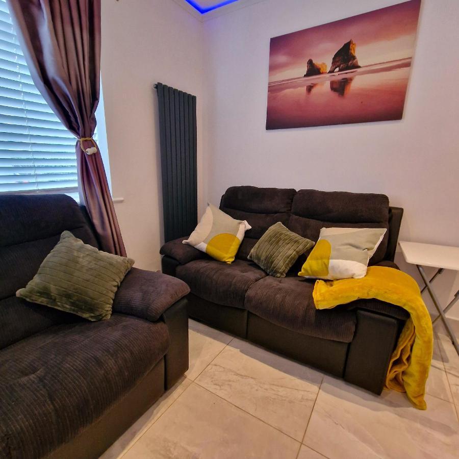 Delightful & Spacious Guest House In Farnworth Near Bolton Hospital ภายนอก รูปภาพ