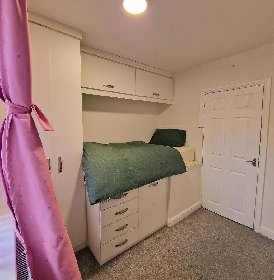 Delightful & Spacious Guest House In Farnworth Near Bolton Hospital ภายนอก รูปภาพ