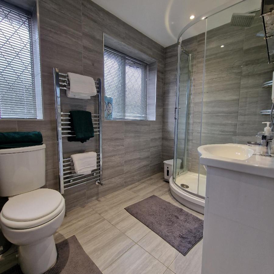 Delightful & Spacious Guest House In Farnworth Near Bolton Hospital ภายนอก รูปภาพ