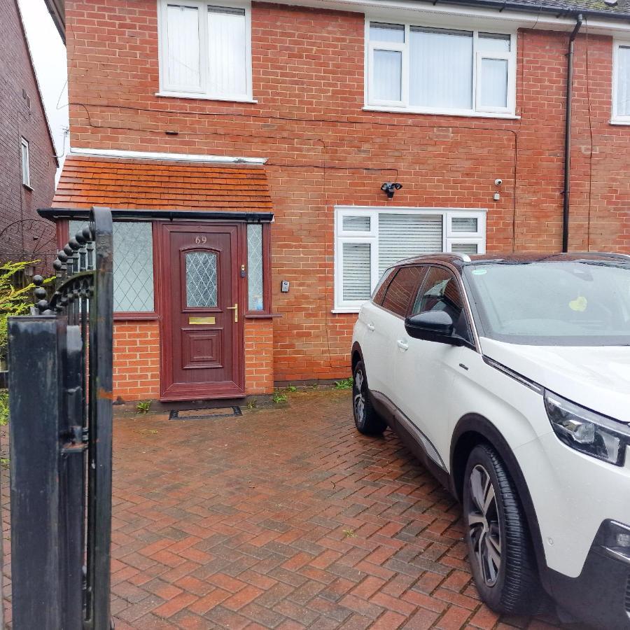 Delightful & Spacious Guest House In Farnworth Near Bolton Hospital ภายนอก รูปภาพ