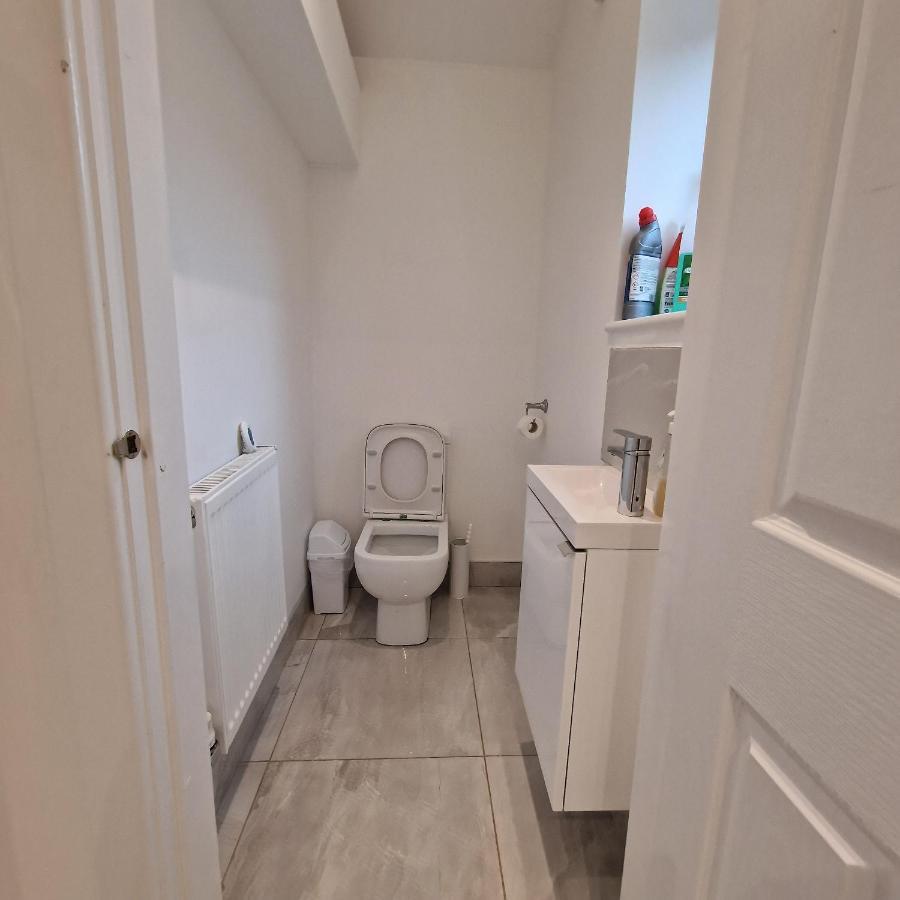 Delightful & Spacious Guest House In Farnworth Near Bolton Hospital ภายนอก รูปภาพ