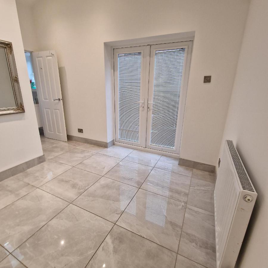 Delightful & Spacious Guest House In Farnworth Near Bolton Hospital ภายนอก รูปภาพ