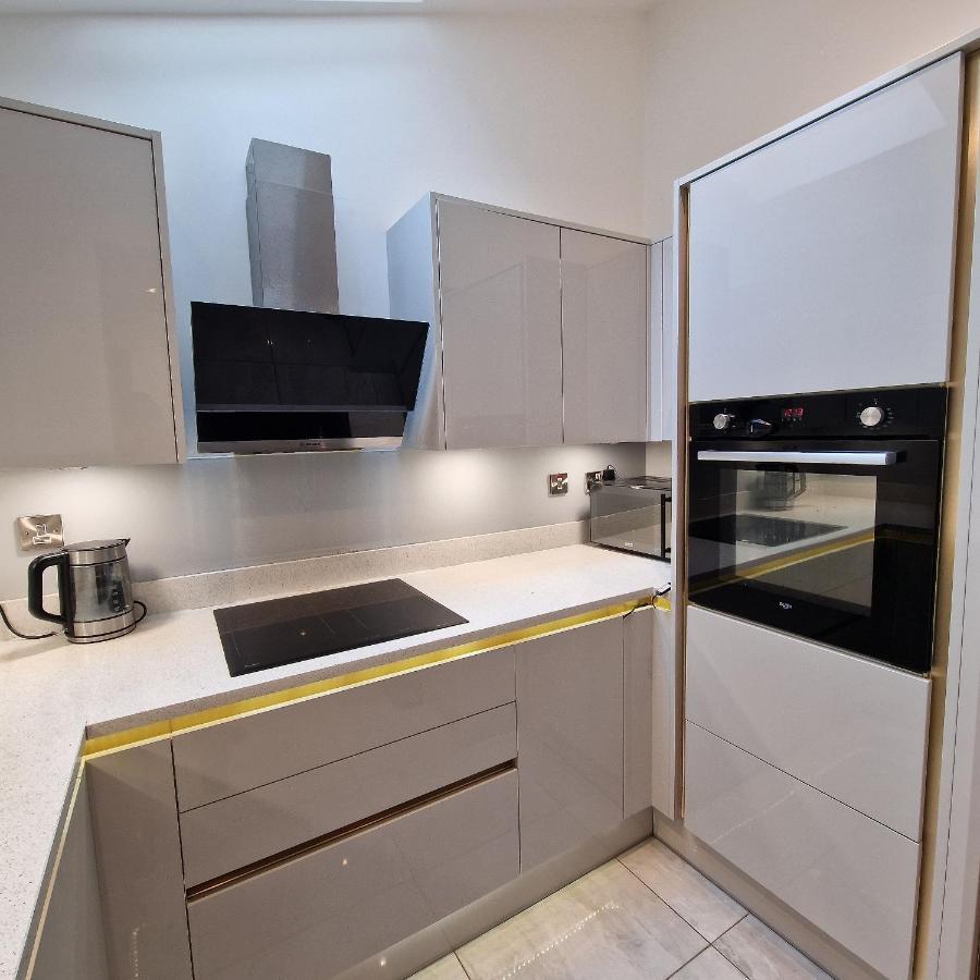 Delightful & Spacious Guest House In Farnworth Near Bolton Hospital ภายนอก รูปภาพ