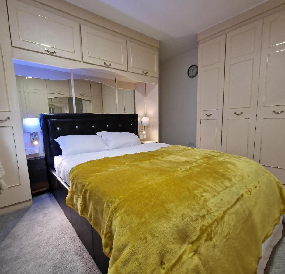 Delightful & Spacious Guest House In Farnworth Near Bolton Hospital ภายนอก รูปภาพ