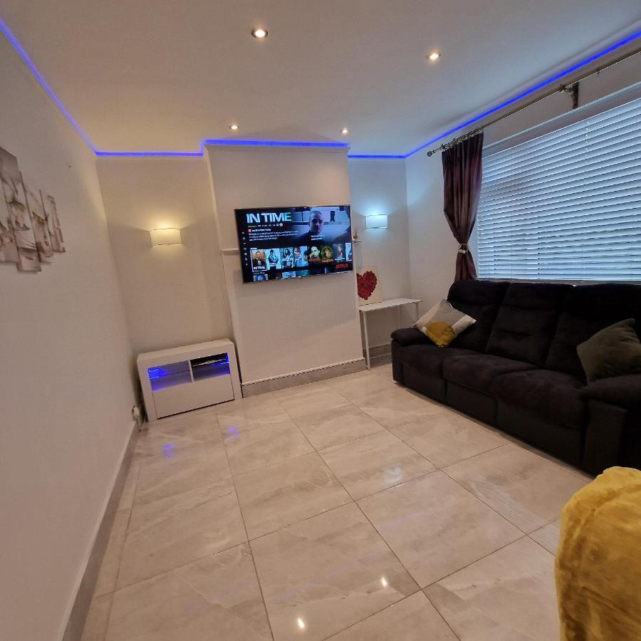 Delightful & Spacious Guest House In Farnworth Near Bolton Hospital ภายนอก รูปภาพ