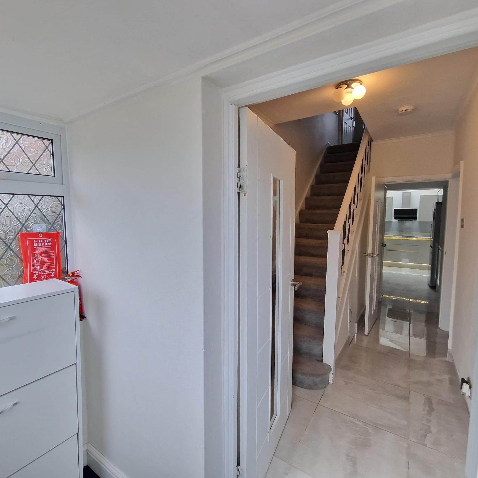 Delightful & Spacious Guest House In Farnworth Near Bolton Hospital ภายนอก รูปภาพ